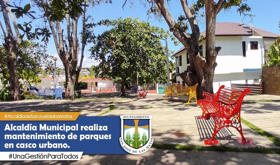 Alcaldía Municipal realiza mantenimiento de parques en casco urbano.