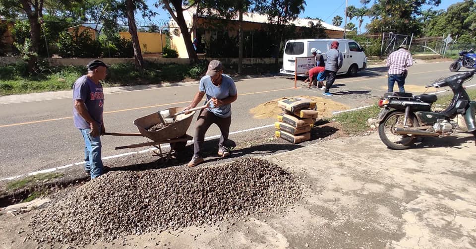 Inician los trabajos de construcción de reductores de velocidad en la comunidad de Caobanico, por parte de la Alcaldía de San José de las Matas.