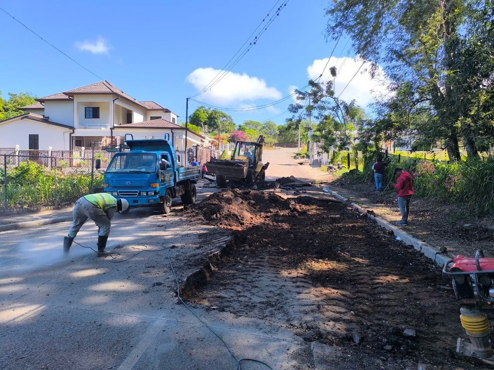 Continúa el Bacheo en la Av. La Mansión